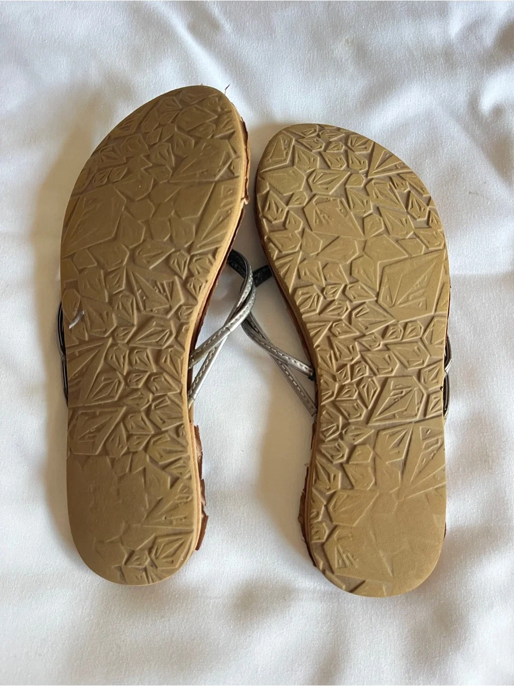 Women's Silver Metallic Strappy Sandals Flip Flops Tan Leather Footbed Size 5.5